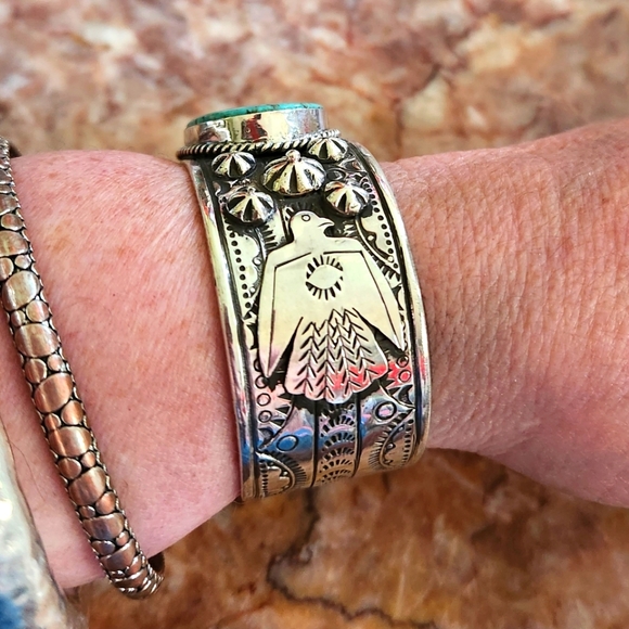 Gorgeous turquoise thunderbird cuff bracelet - Picture 2 of 6